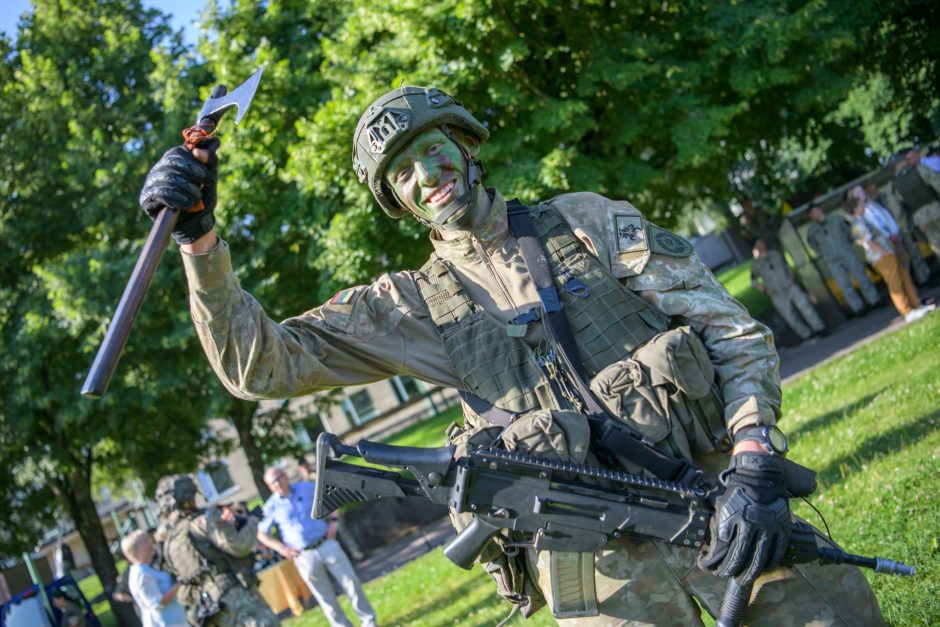Į Karo akademiją grįžo per 70 baigiamojo būrio vado egzamino dalyvių