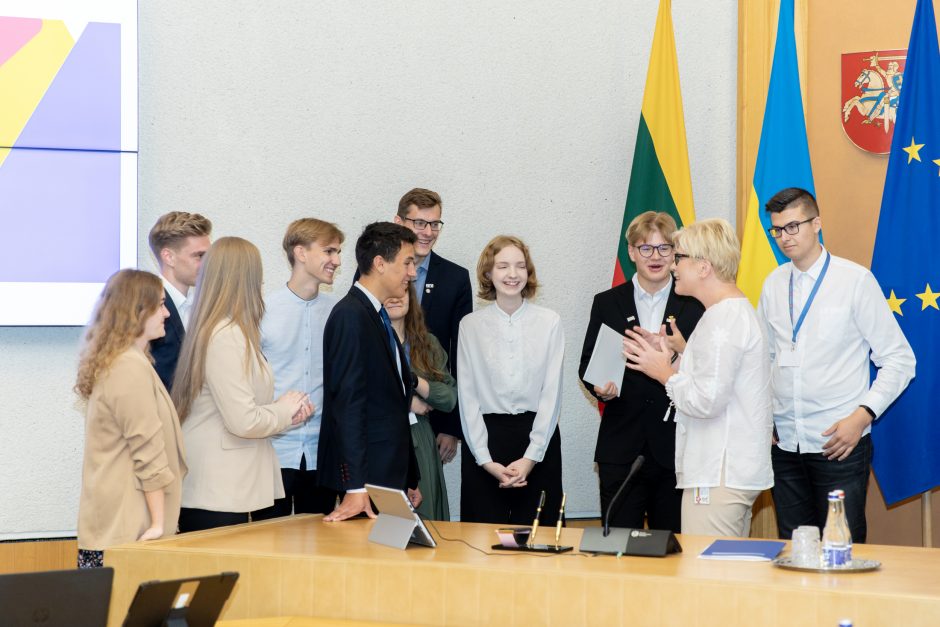 Premjerė bendravo su projekto „Moksleiviai – į Vyriausybę“ dalyviais – jaunuoliais iš visos Lietuvos