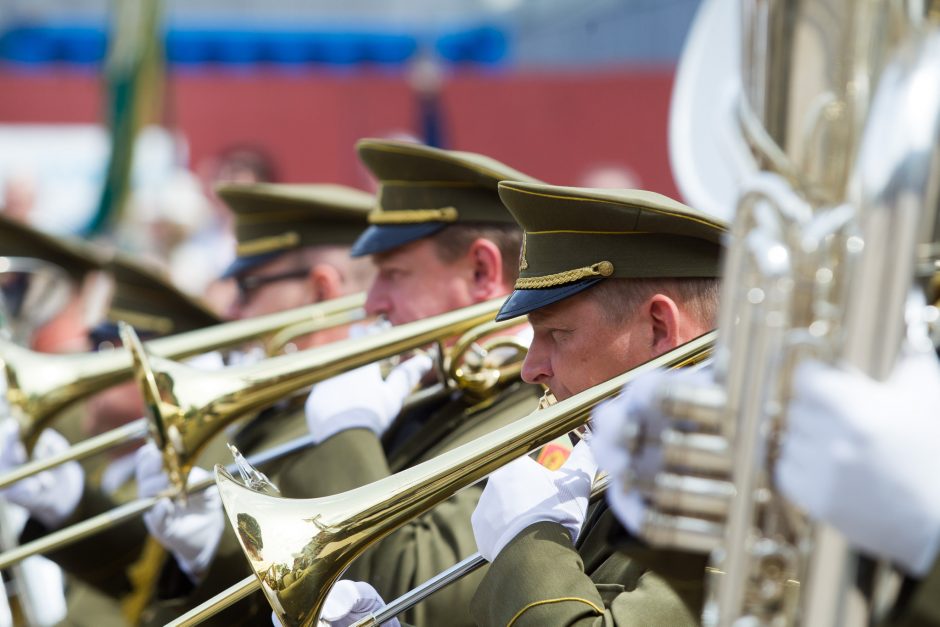 VRM pučiamųjų orkestras perduodamas policijai