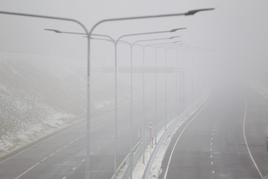 Neskubėkite: eismo sąlygas šalyje sunkina rūkas