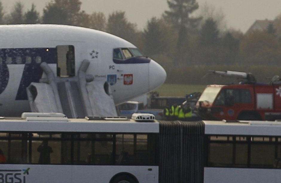 Lenkų lėktuvas dėl grasinimo susprogdinti bombą avariniu būdu nusileido Prahoje