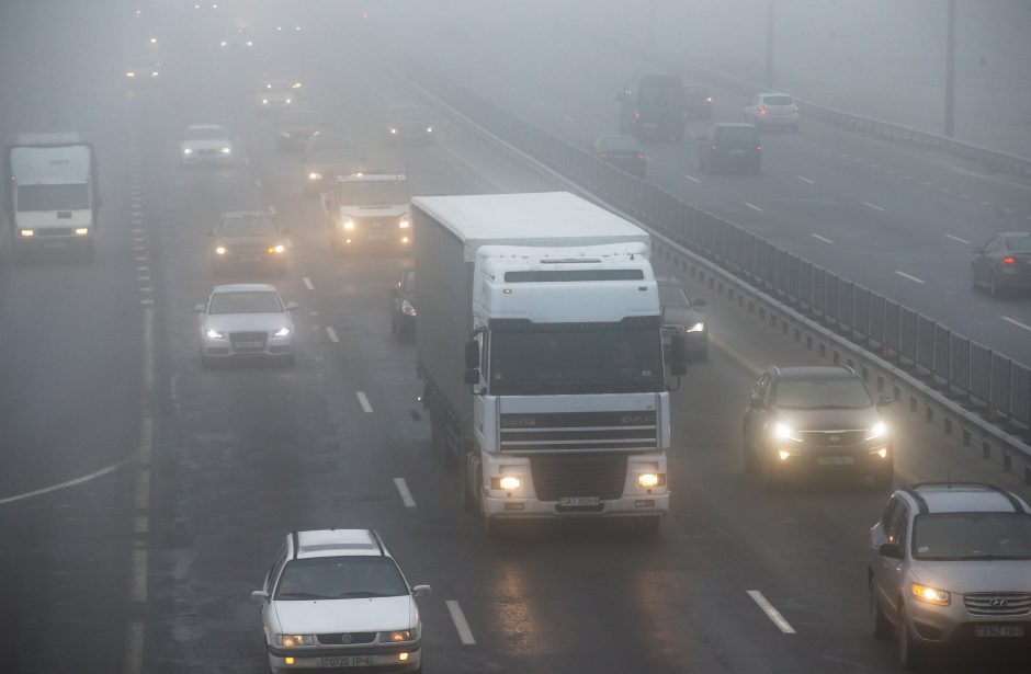 Kai kuriose apskrityse eismo sąlygas sunkina rūkas