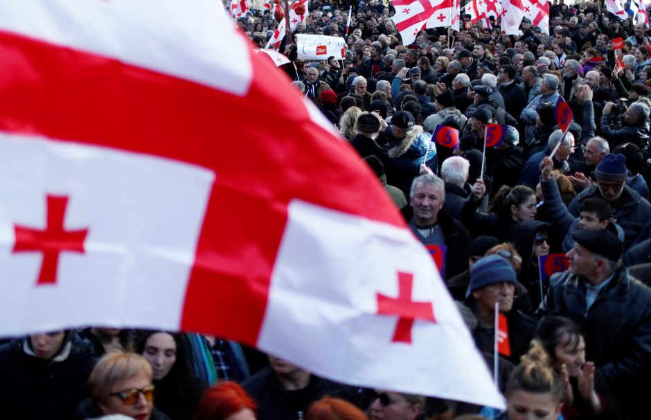 Gruzijoje tūkstančiai žmonių protestavo prieš „rinkimų klastojimą“