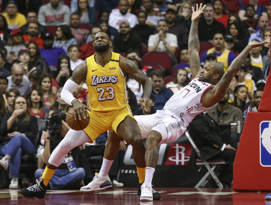 LeBronas Jamesas su „Lakers“ užgesino dvi „Rockets“ superžvaigždes