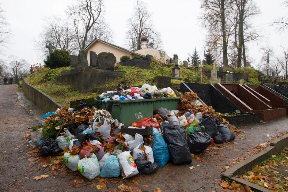 Šiukšlių kalnai po Vėlinių: konteineriuose randa net antkapių