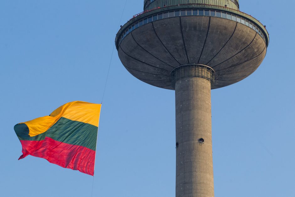 Dėl smarkaus vėjo Trispalvė į Vilniaus TV bokštą nebus keliama