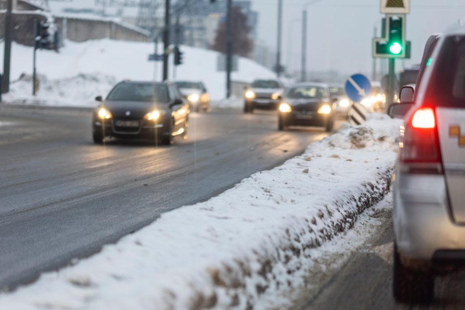 Rinkitės saugų greitį: keliuose yra slidžių ruožų