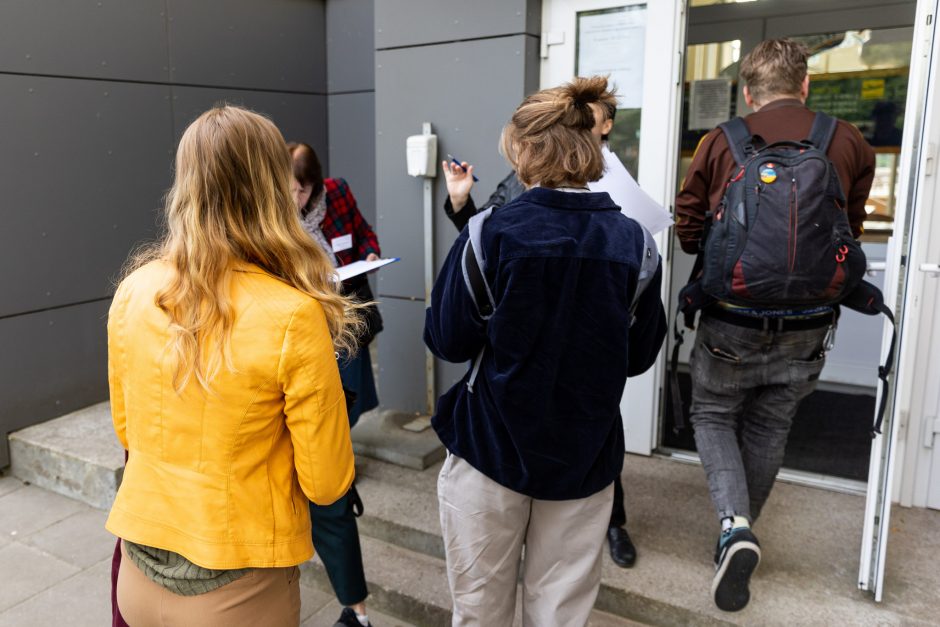 Abiturientai laiko chemijos egzaminą: jį pasirinko 1228 kandidatai