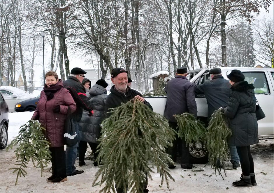 Miškininkų dovanos gyventojams – išdalino tūkstančius eglių šakų