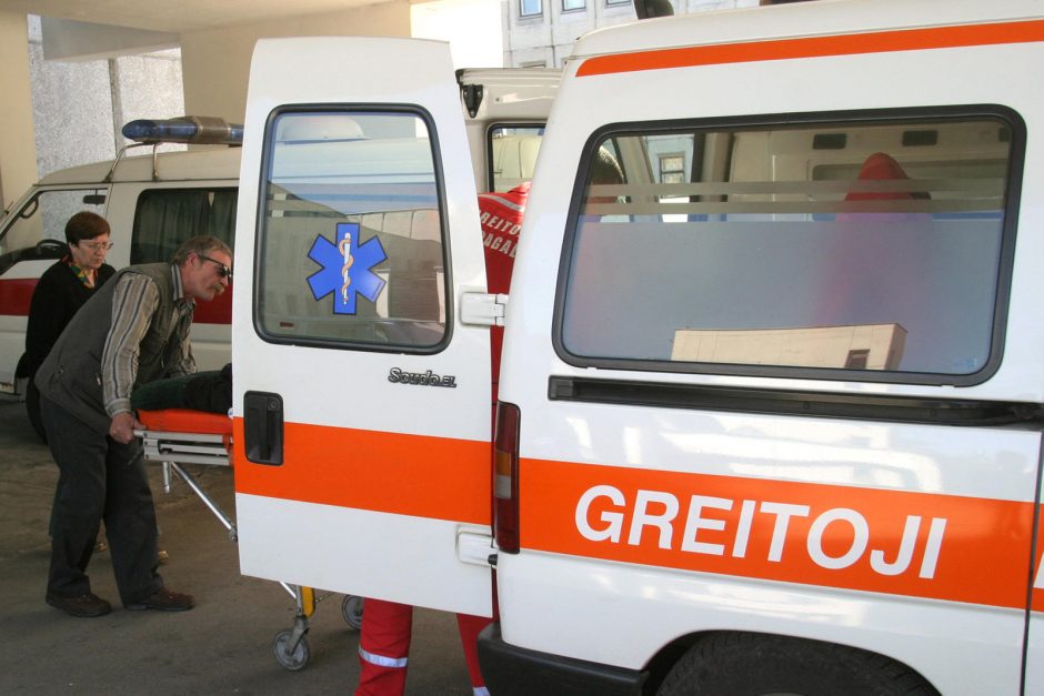 Klaipėdos rajone į griovį nuvažiavo autobusiukas, nukentėjo šeši žmonės 