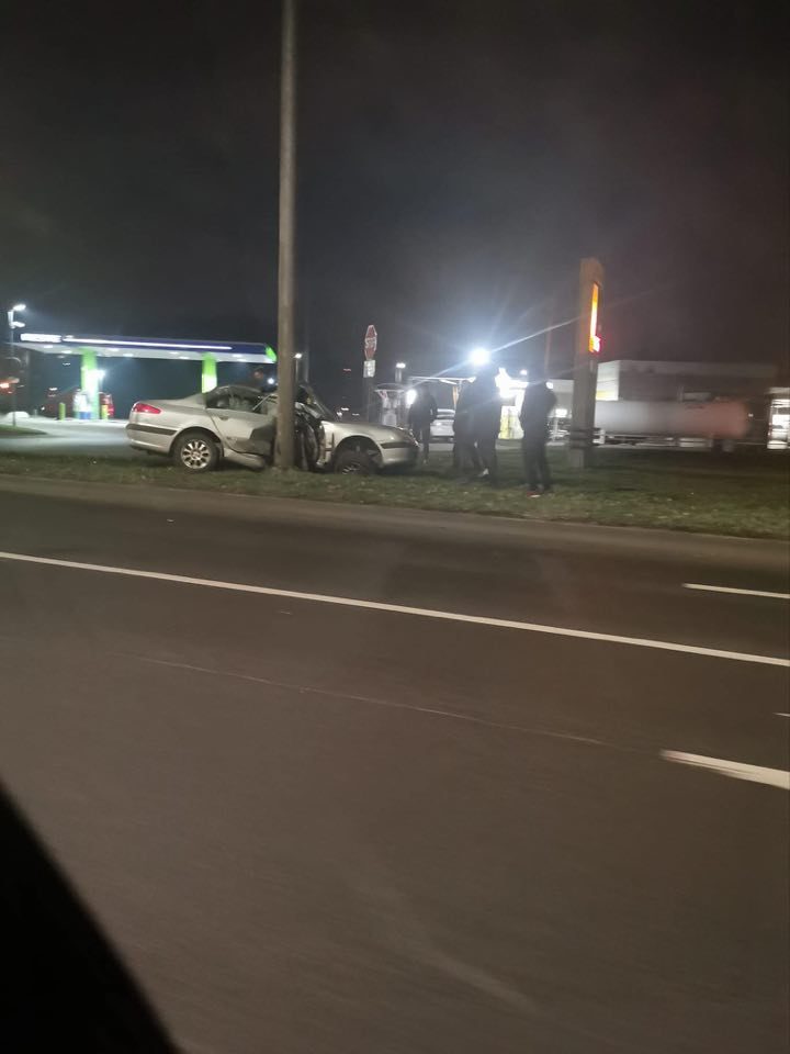 Kaune „Peugeot“ nuskynė troleibusų laidų stulpą