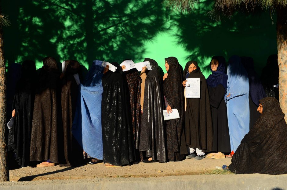 Kruvini rinkimai Afganistane: balsavimo punkte susisprogdino savižudis