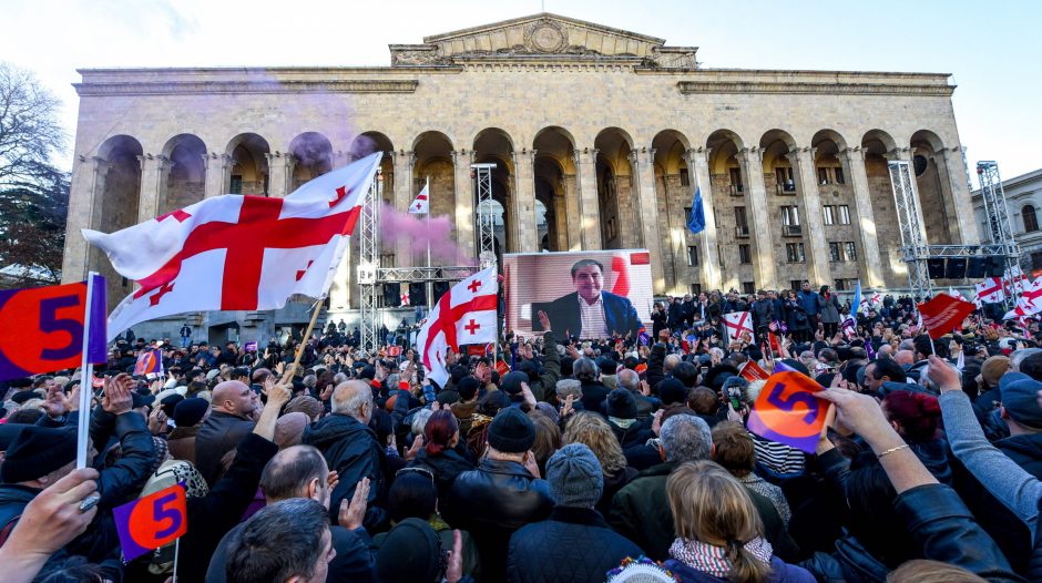 Gruzijoje tūkstančiai žmonių protestavo prieš „rinkimų klastojimą“