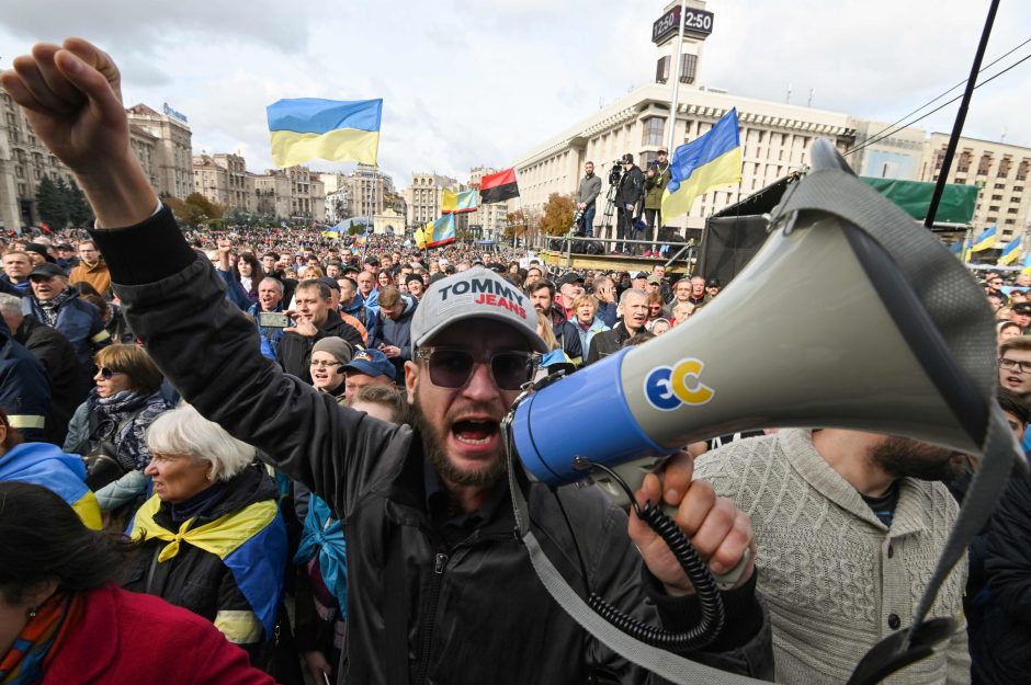 Kijeve – tūkstantiniai protestai prieš V. Zelenskio taikos planą