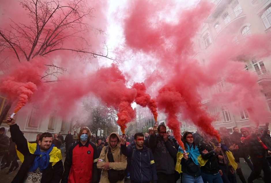 Kijeve – tūkstantiniai protestai prieš V. Zelenskio taikos planą