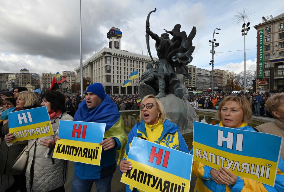 Kijeve – tūkstantiniai protestai prieš V. Zelenskio taikos planą