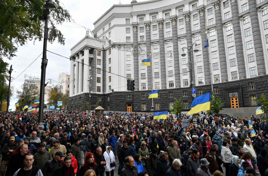 Kijeve – tūkstantiniai protestai prieš V. Zelenskio taikos planą