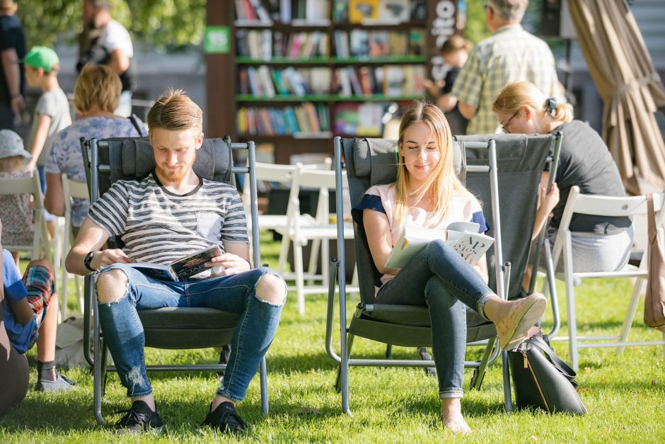 Į Lukiškių aikštę sugrįžo didžiausia miesto skaitykla po atviru dangumi