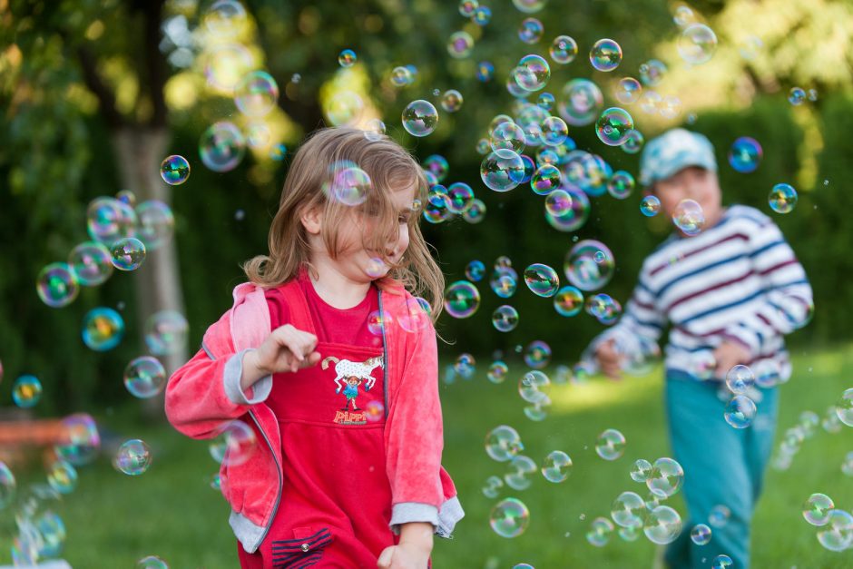 Bendruomeniniai globos namai: ką apie gyvenimą juose sako vaikai?