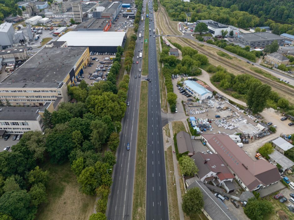 Vilniaus gatvėse verda darbai: per mėnesį paklota 15 km naujo asfalto