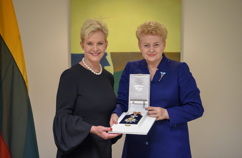 Prezidentė perdavė senatoriui J. McCainui skirtą Lietuvos apdovanojimą