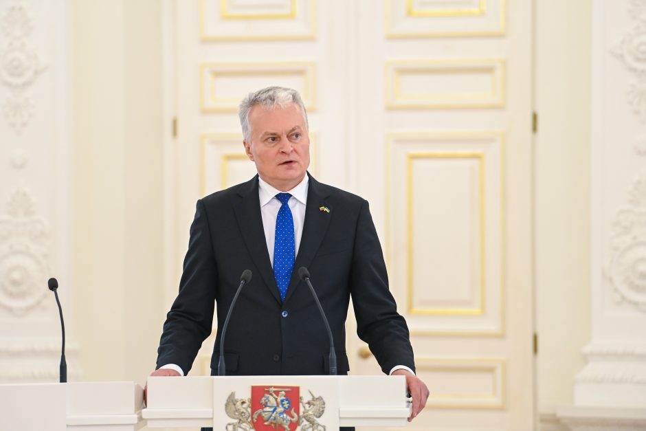 Prezidentas įteikė apdovanojimus ypač nusipelniusiems tėvams ir globėjams