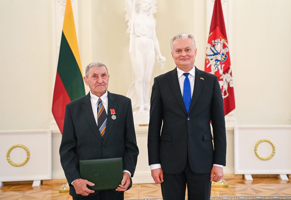 Prezidentas įteikė apdovanojimus ypač nusipelniusiems tėvams ir globėjams