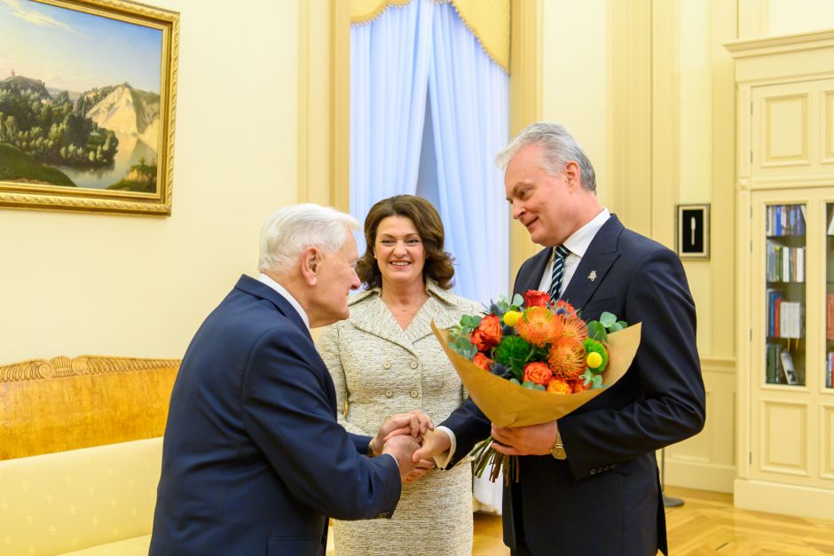 Šalies vadovai sveikina prezidentą V. Adamkų su 96-uoju gimtadieniu