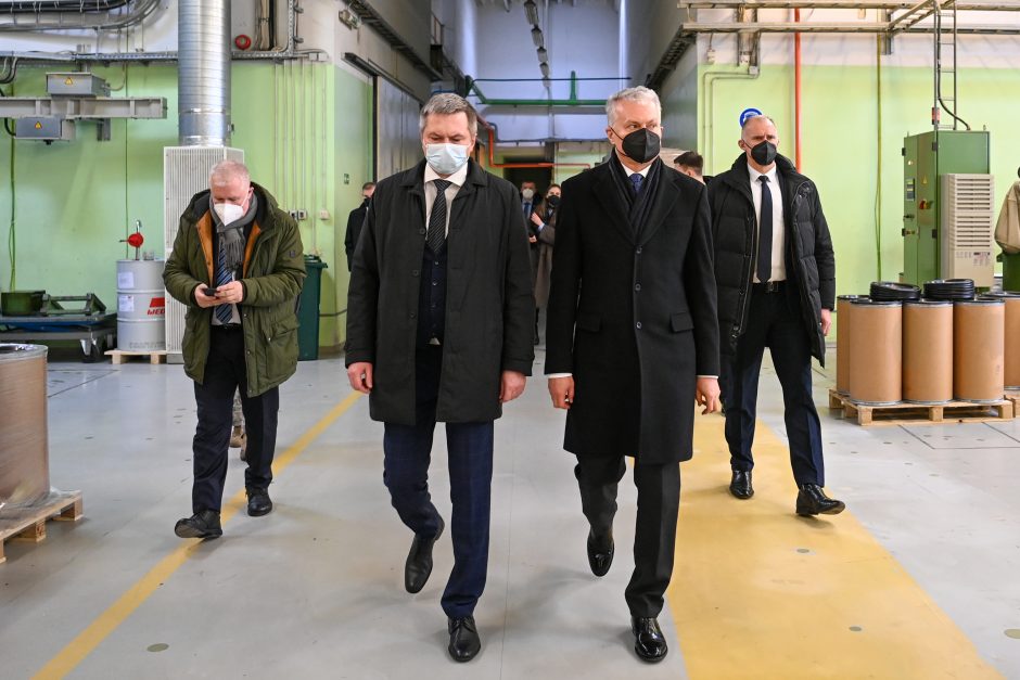 G. Nausėda aplankė Giraitės ginkluotės gamyklą: turime stiprinti karinės gynybos pramonę