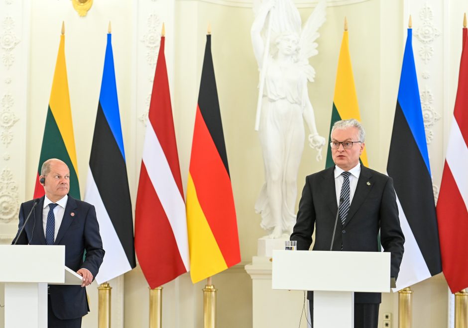 Vokietijos kancleris atmeta kritiką dėl delsimo Ukrainai siųsti sunkiuosius ginklus