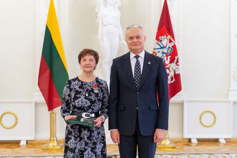 Motinos dienos proga prezidentas įteikė apdovanojimus mamoms 