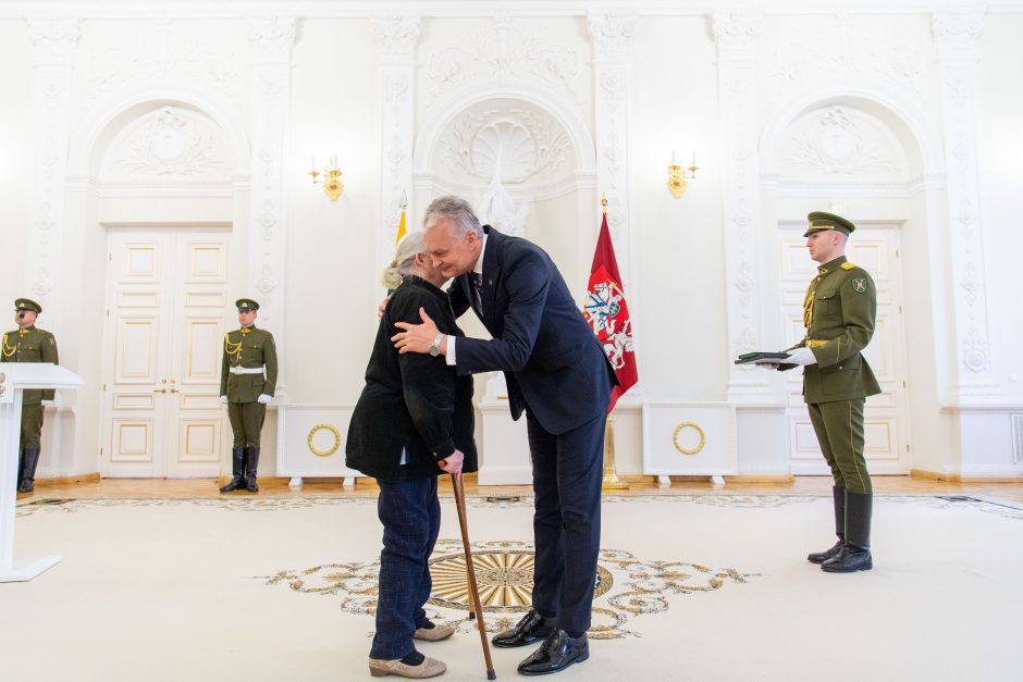 Motinos dienos proga prezidentas įteikė apdovanojimus mamoms 