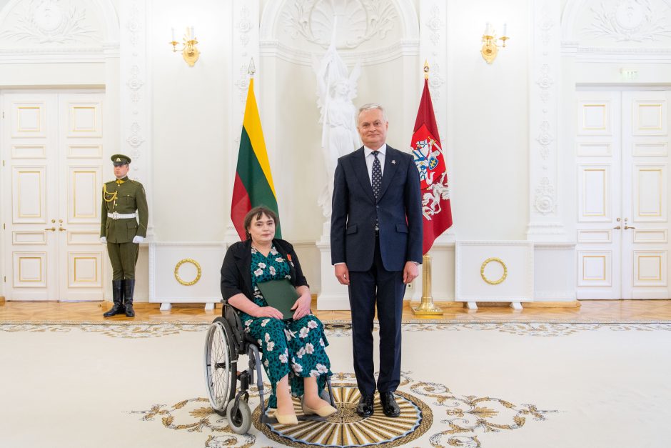 Motinos dienos proga prezidentas įteikė apdovanojimus mamoms 