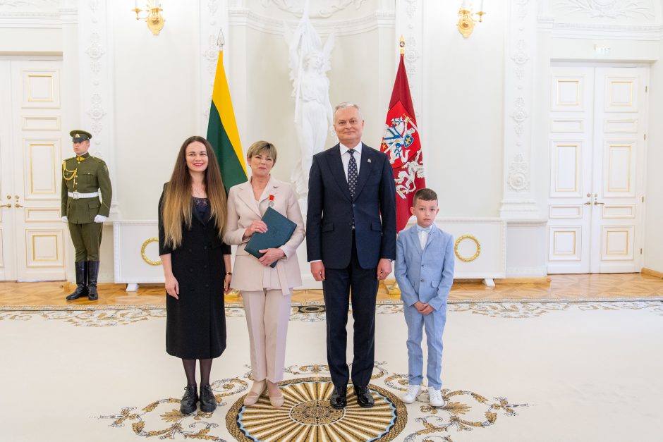 Motinos dienos proga prezidentas įteikė apdovanojimus mamoms 