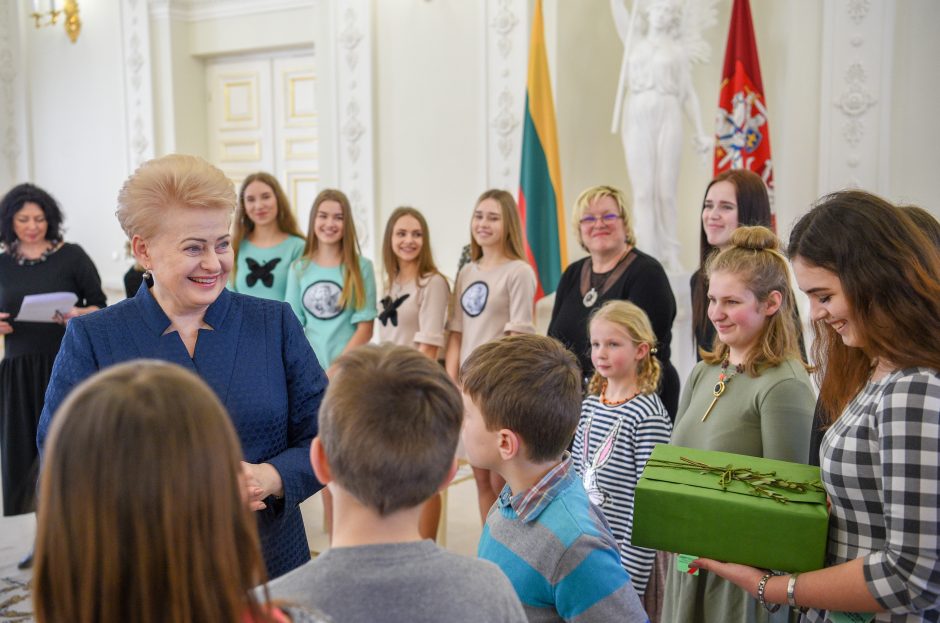 D. Grybauskaitei – apdovanojimas iš vaikų rankų