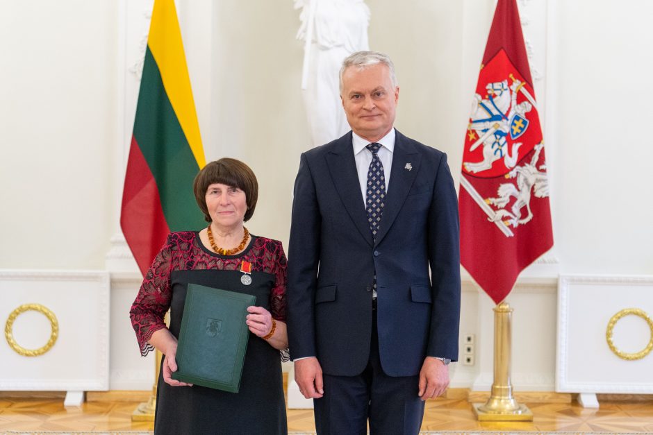 Motinos dienos proga prezidentas įteikė apdovanojimus mamoms 