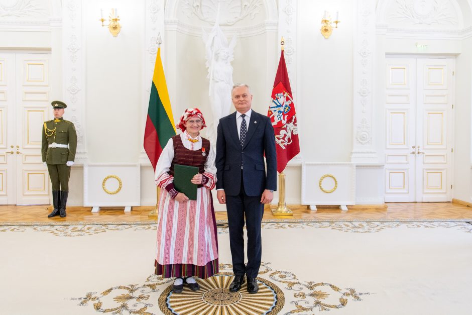 Motinos dienos proga prezidentas įteikė apdovanojimus mamoms 