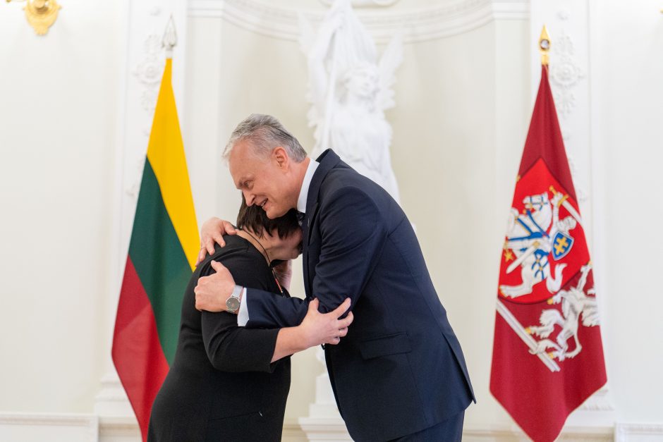 Motinos dienos proga prezidentas įteikė apdovanojimus mamoms 