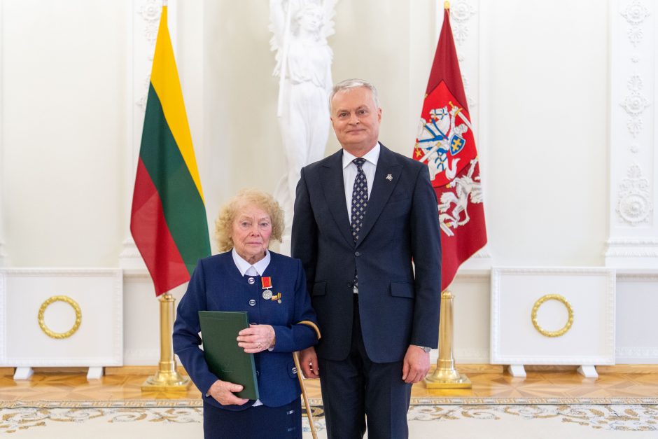 Motinos dienos proga prezidentas įteikė apdovanojimus mamoms 