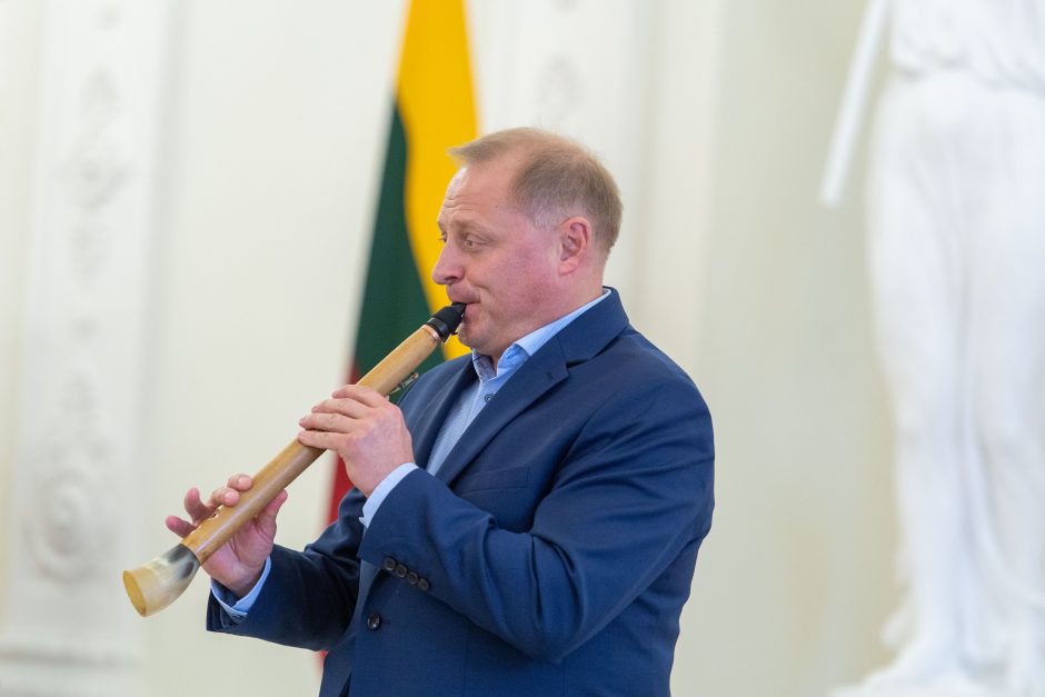 Motinos dienos proga prezidentas įteikė apdovanojimus mamoms 