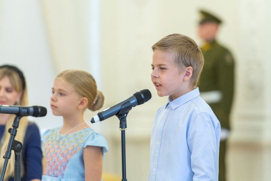Motinos dienos proga prezidentas įteikė apdovanojimus mamoms 