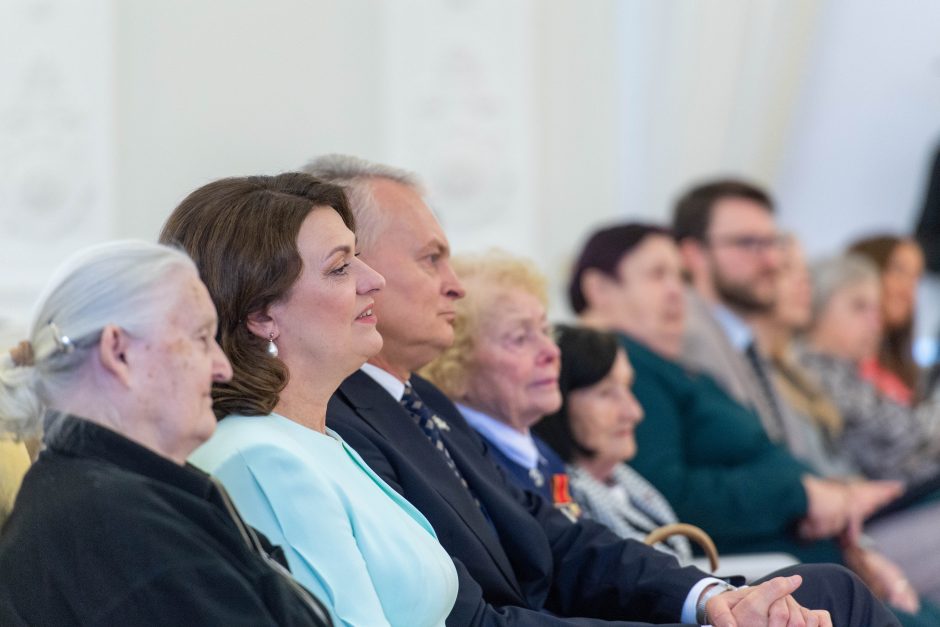 Motinos dienos proga prezidentas įteikė apdovanojimus mamoms 