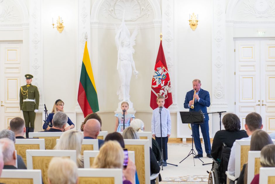 Motinos dienos proga prezidentas įteikė apdovanojimus mamoms 
