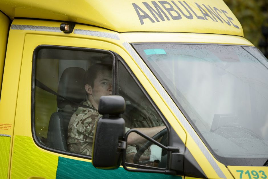 Anglijoje apvirto autobusas: po avarijos moteris šalikelėje pagimdė berniuką