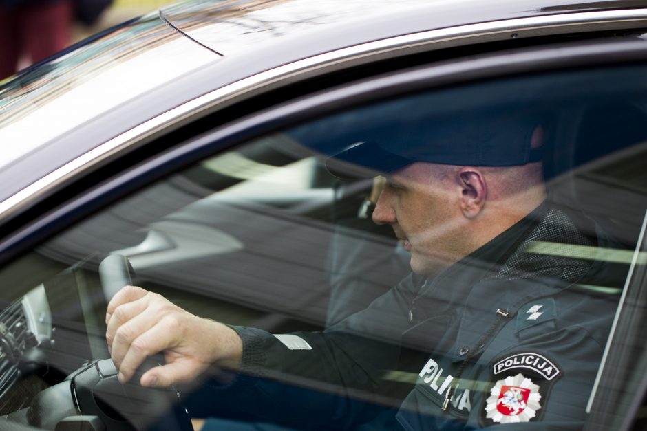 Pavojingas darbas: Vilniuje neblaivus vyras su peiliu puolė policininką