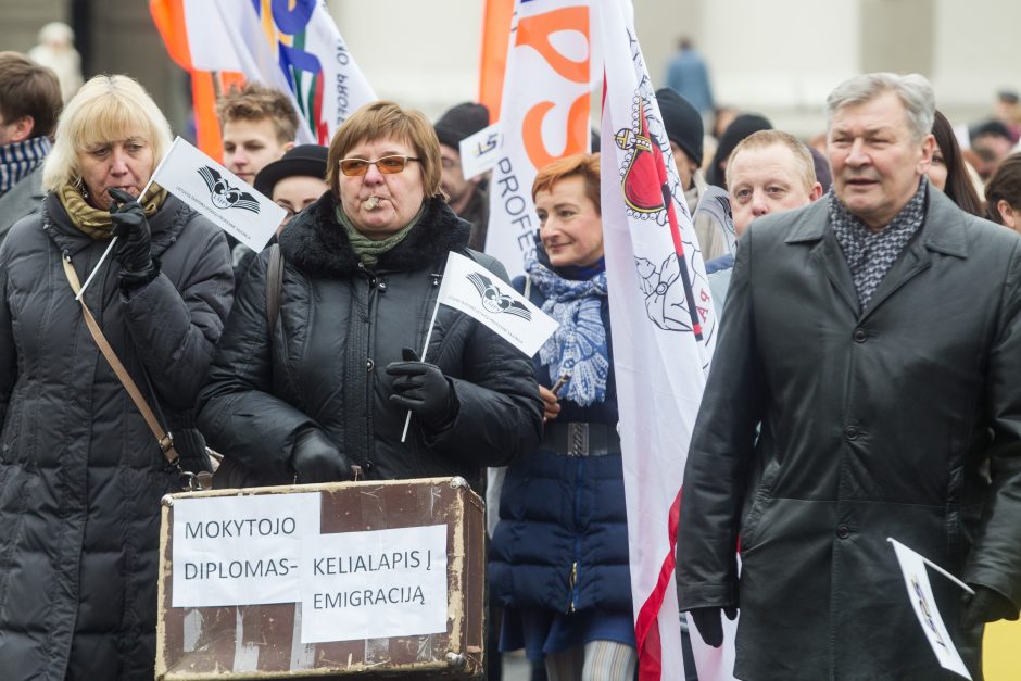 Mokytojai tęsia kovą dėl didesnių atlyginimų – streikas nesibaigia