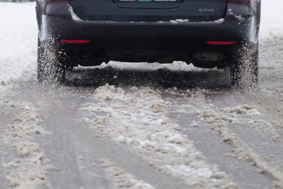 Vairuokite atsargiai: keliuose yra slidžių ruožų