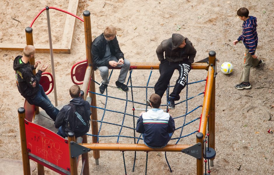 Žaidimų aikštelėje nepažįstamas vyras spyrė vaikui į galvą
