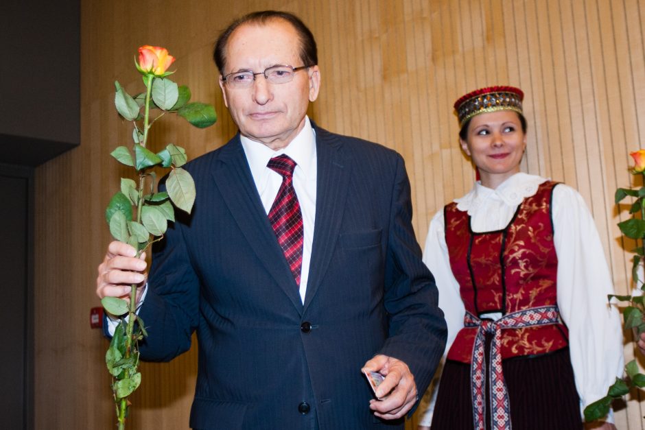 Etikos komisija: J. Kvetkovskis gėles dovanojo pagal paskirtį, sąsagas – ne