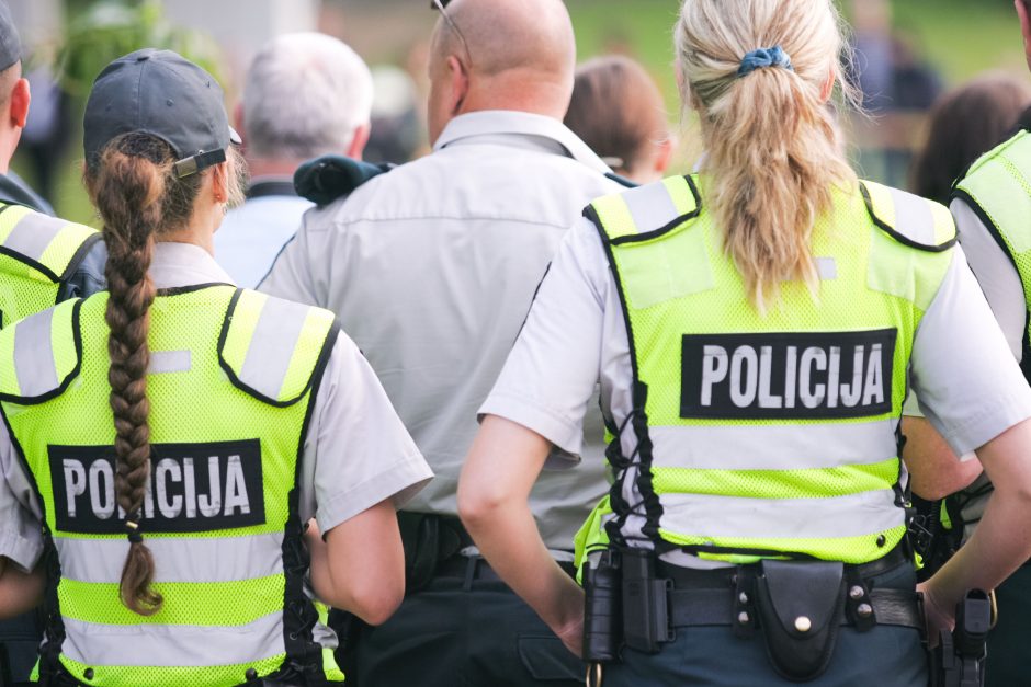 Policininkai vyrai skundžiasi dėl didesnių reikalavimų nei moterims